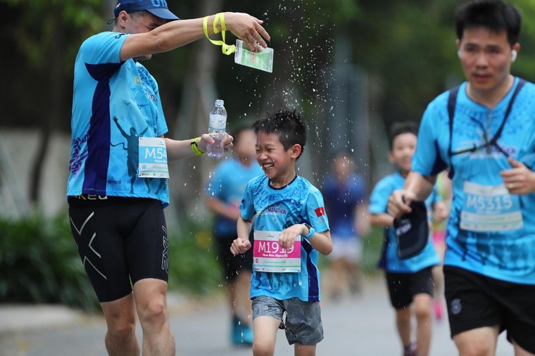 Những chân chạy nhí ở Ecopark Marathon 2021 ảnh 7