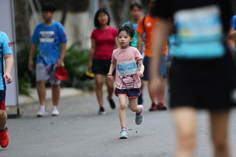 Những chân chạy nhí ở Ecopark Marathon 2021 ảnh 8