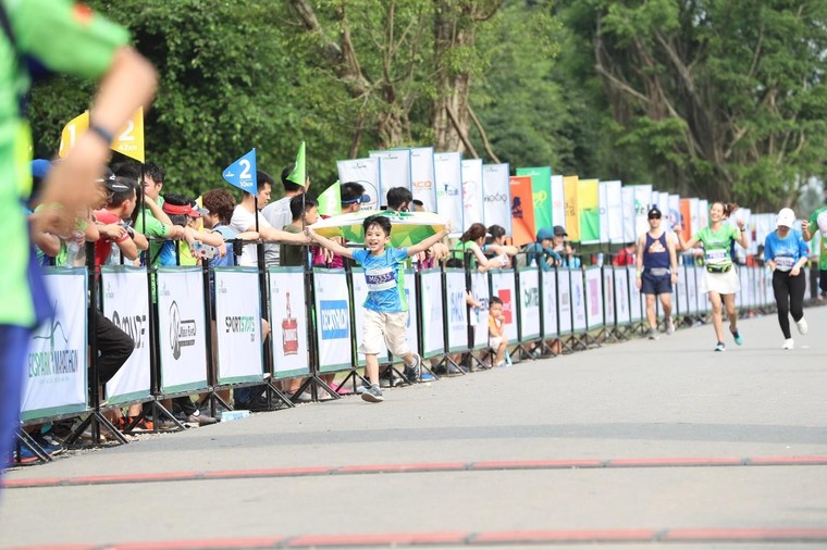 Những chân chạy nhí ở Ecopark Marathon 2021 ảnh 9