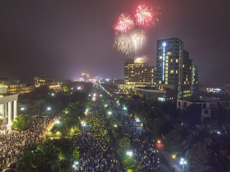 Sầm Sơn đón hàng vạn khách check-in tháng 4 trong không khí lễ hội 'Vũ khúc Biển và Hoa”' ảnh 4