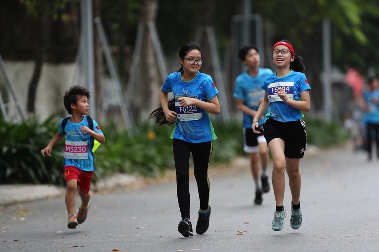 Những chân chạy nhí ở Ecopark Marathon 2021 ảnh 1