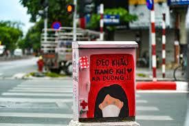 Bức tường, bốt điện... cũng tham gia chống dịch COVID-19 ảnh 1