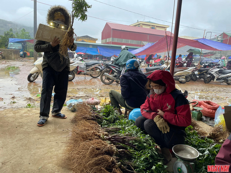 Nhật ký 99 ngày xuyên Việt: Phiên chợ vùng cao mịt mờ trong sương ảnh 8
