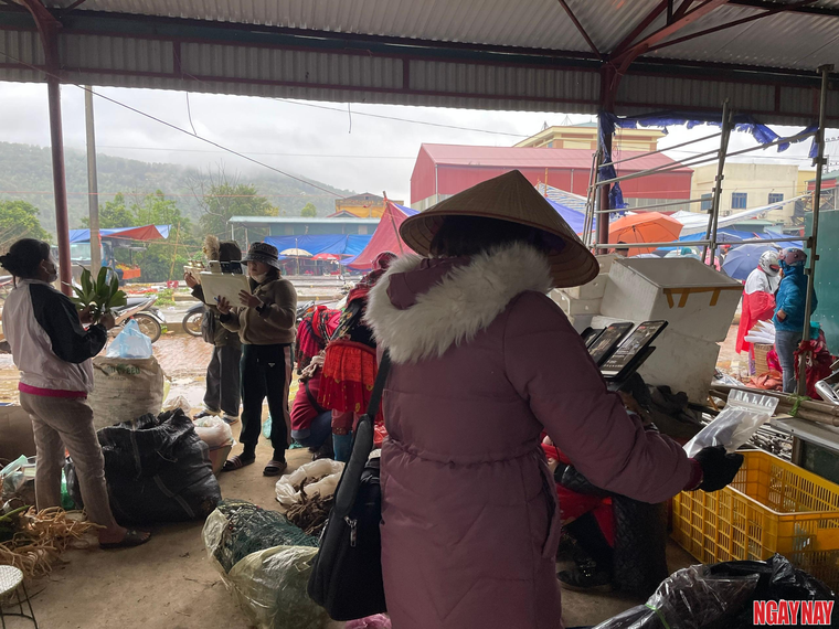 Nhật ký 99 ngày xuyên Việt: Phiên chợ vùng cao mịt mờ trong sương ảnh 9