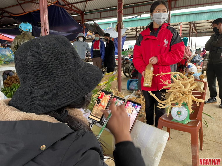 Nhật ký 99 ngày xuyên Việt: Phiên chợ vùng cao mịt mờ trong sương ảnh 10