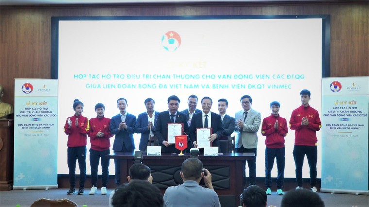 VFF ký kết hợp tác với Vinmec trong điều trị chấn thương cho các cầu thủ đội tuyển quốc gia ảnh 1