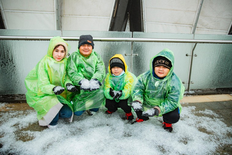 Du khách thích thú ‘săn’ băng trên đỉnh Fansipan ảnh 3