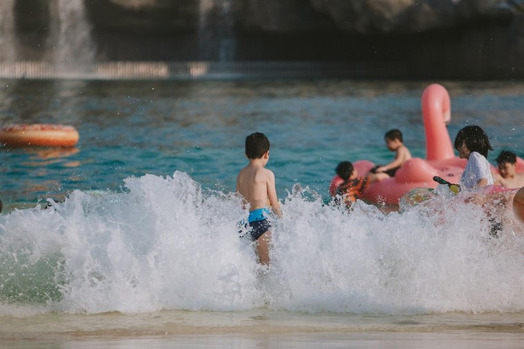 Trải nghiệm trọn vẹn kỳ nghỉ lễ “rực rỡ” tại Tổ hợp Biển tạo sóng nhân tạo lớn nhất thế giới ảnh 3