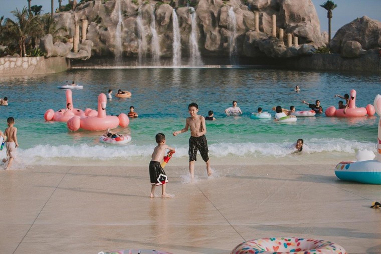 Trải nghiệm trọn vẹn kỳ nghỉ lễ “rực rỡ” tại Tổ hợp Biển tạo sóng nhân tạo lớn nhất thế giới ảnh 6