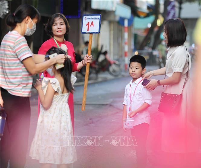 Hà Nội: Học sinh lớp 1 hân hoan tựu trường ảnh 4
