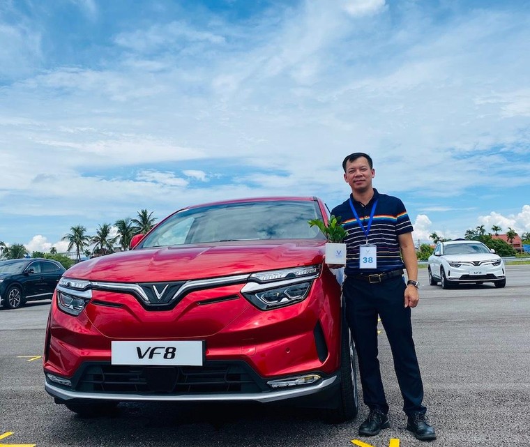 Những chủ xe ô tô điện VF 8 đầu tiên “sửng sốt” trước tốc độ sản xuất của VinFast ảnh 2