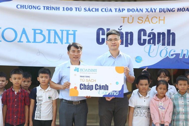 Tập đoàn Xây dựng Hòa Bình trao tặng 100 tủ sách trong chương trình “Chắp cánh ước mơ” ảnh 3