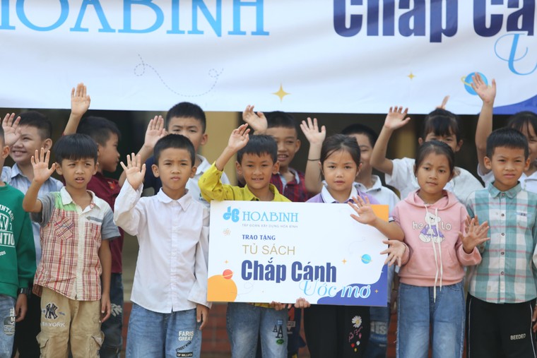 Tập đoàn Xây dựng Hòa Bình trao tặng 100 tủ sách trong chương trình “Chắp cánh ước mơ” ảnh 1