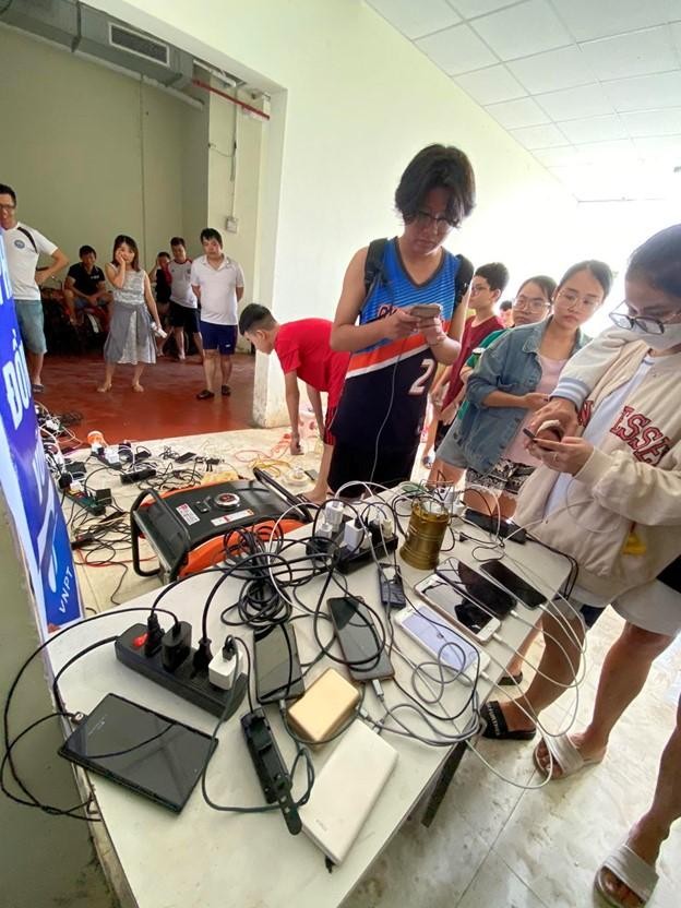 VNPT hỗ trợ thông tin liên lạc cho người dân Huế, Đà Nẵng khắc phục bão Sơn Ca ảnh 1