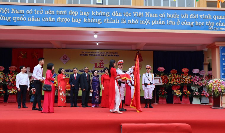 Trường THCS Xuân Đỉnh đón nhận Huân chương Lao động hạng Nhì: Dấu ấn một chặng đường ảnh 1
