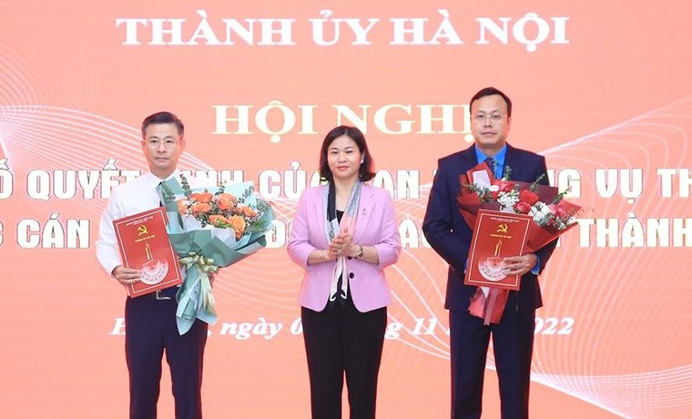 Phó Bí thư Thường trực Thành ủy Hà Nội trao 3 quyết định về công tác cán bộ ảnh 1