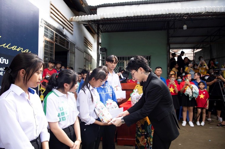 Ca sĩ - nhạc sĩ Jack gửi yêu thương đến quê nhà qua giải đấu “Bóng lăn giữa đời thường" ảnh 3