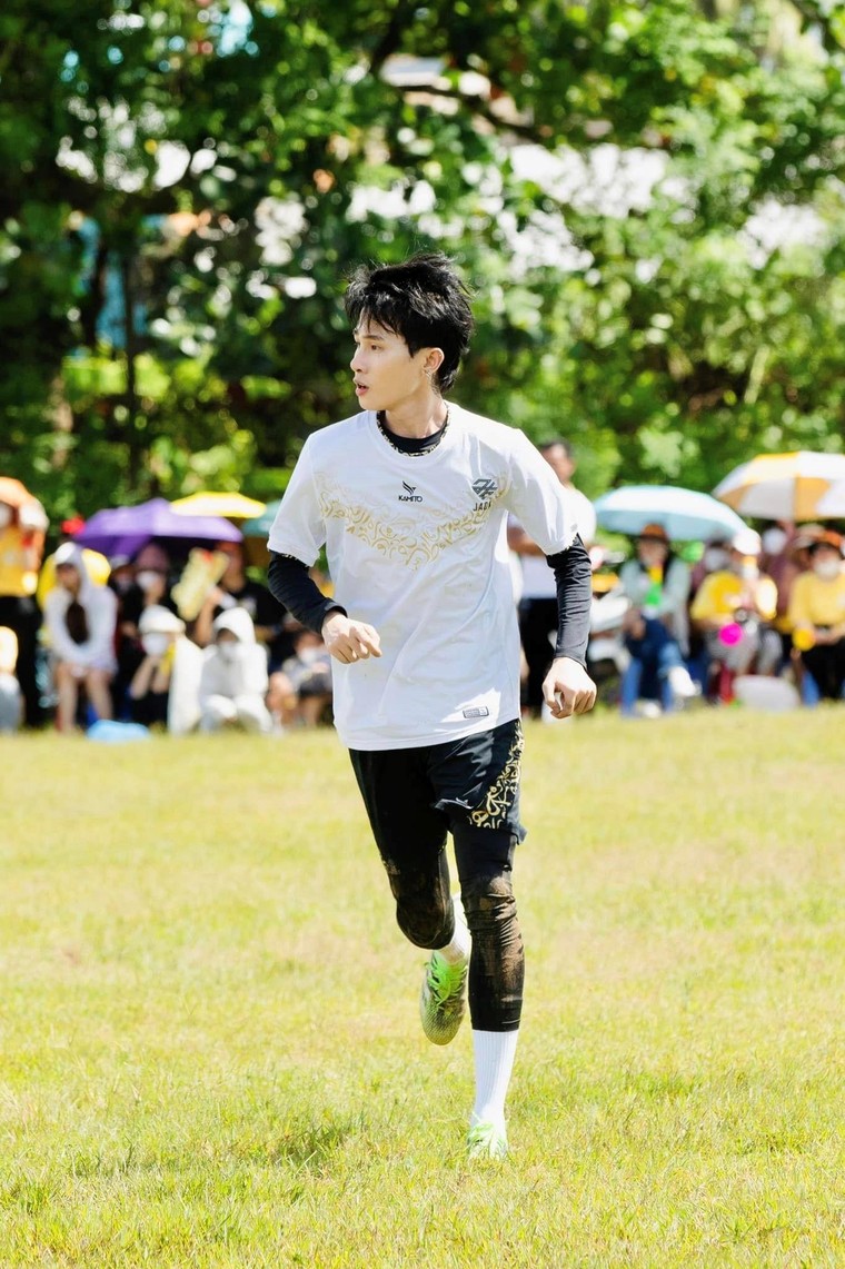 Ca sĩ - nhạc sĩ Jack gửi yêu thương đến quê nhà qua giải đấu “Bóng lăn giữa đời thường" ảnh 2