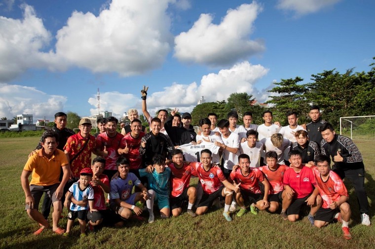 Ca sĩ - nhạc sĩ Jack gửi yêu thương đến quê nhà qua giải đấu “Bóng lăn giữa đời thường" ảnh 1