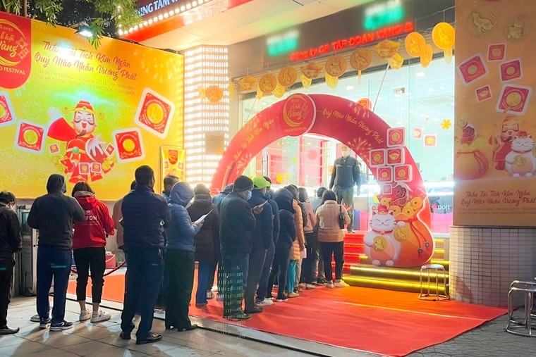 Người dân tấp nập đi mua vàng dịp Thần Tài 2023 tại hệ thống DOJI ảnh 2