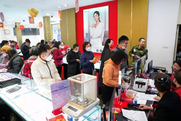 Người dân tấp nập đi mua vàng dịp Thần Tài 2023 tại hệ thống DOJI ảnh 3