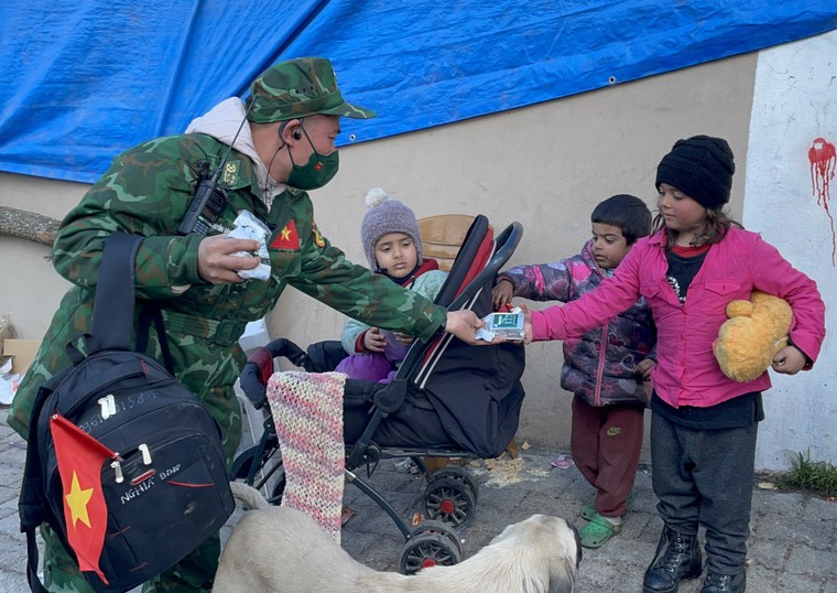 Màu cờ đỏ theo chân lính Cụ Hồ đến nơi hứng chịu động đất thảm khốc ở Thổ Nhĩ Kỳ ảnh 7