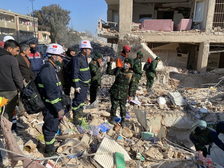 Màu cờ đỏ theo chân lính Cụ Hồ đến nơi hứng chịu động đất thảm khốc ở Thổ Nhĩ Kỳ ảnh 3