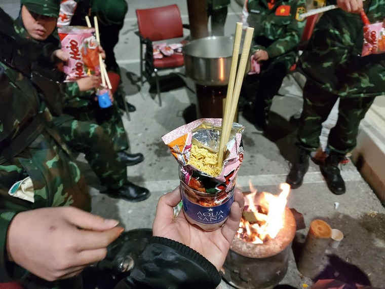 Màu cờ đỏ theo chân lính Cụ Hồ đến nơi hứng chịu động đất thảm khốc ở Thổ Nhĩ Kỳ ảnh 5