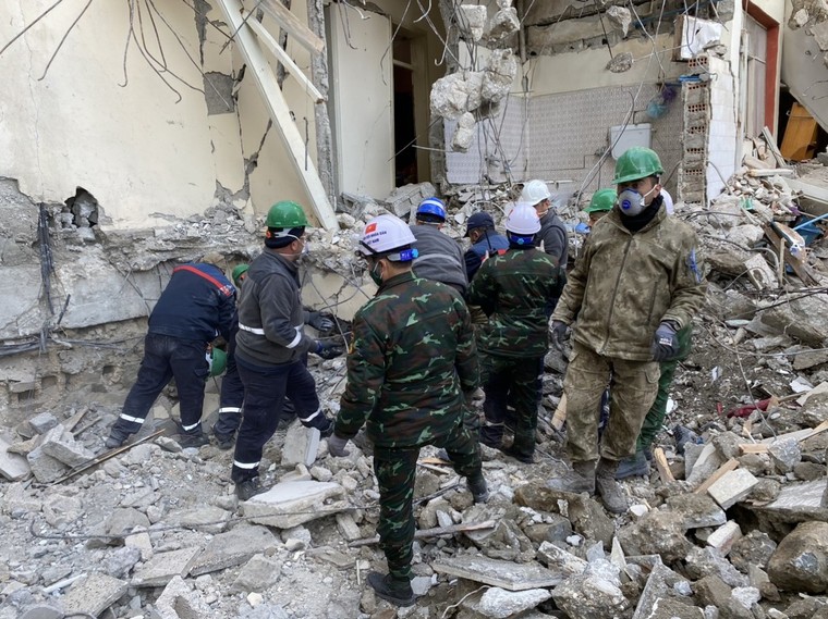 Màu cờ đỏ theo chân lính Cụ Hồ đến nơi hứng chịu động đất thảm khốc ở Thổ Nhĩ Kỳ ảnh 8