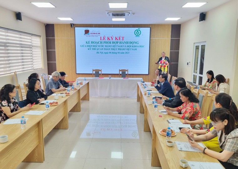 Hiệp hội Nước mắm Việt Nam và Hội KHKT An toàn thực phẩm Việt Nam ký kết Kế hoạch phối hợp hành động ảnh 1