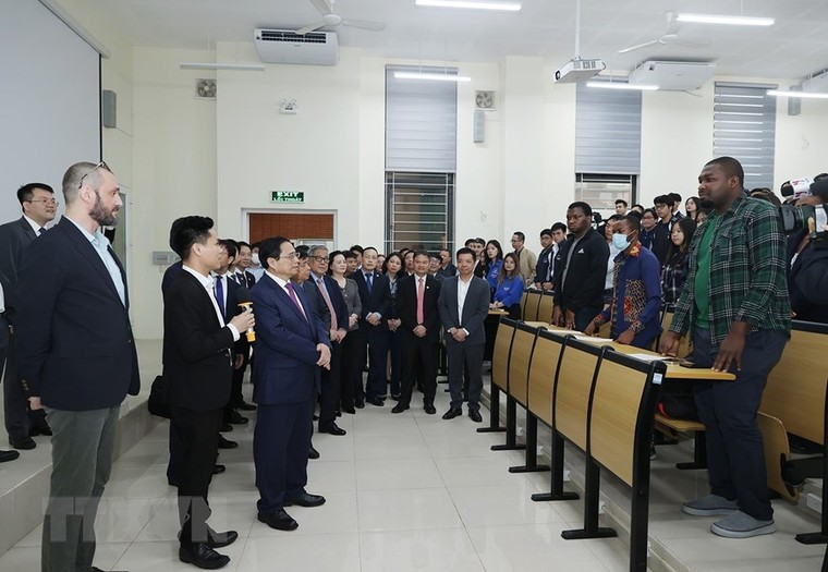 Thủ tướng Phạm Minh Chính thăm Đại học Quốc gia Hà Nội và Trường Đại học FPT ảnh 1