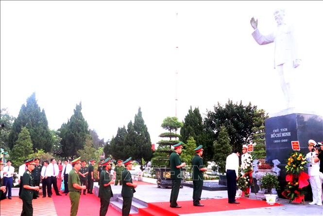 Lễ thượng cờ Tổ quốc nhân kỷ niệm 62 năm ngày Bác Hồ ra thăm đảo Cô Tô ảnh 1