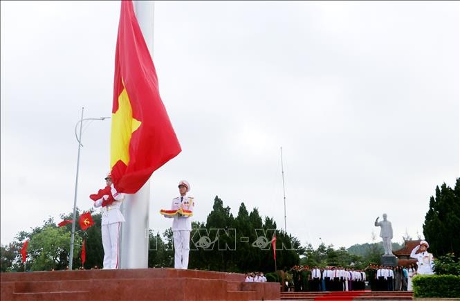 Lễ thượng cờ Tổ quốc nhân kỷ niệm 62 năm ngày Bác Hồ ra thăm đảo Cô Tô ảnh 2
