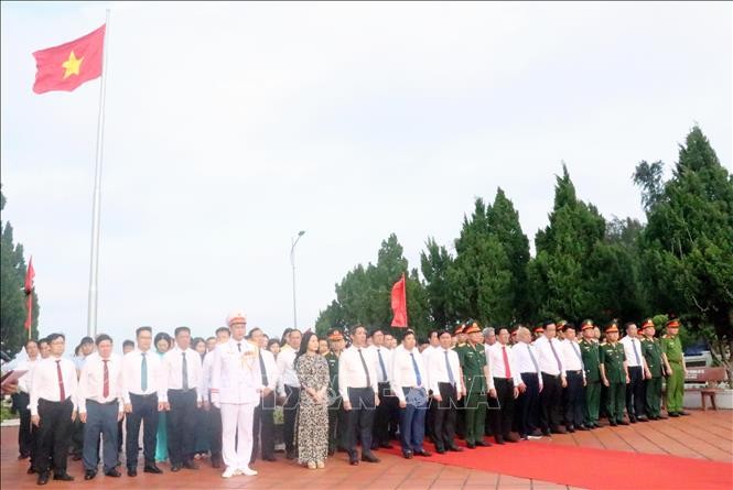 Lễ thượng cờ Tổ quốc nhân kỷ niệm 62 năm ngày Bác Hồ ra thăm đảo Cô Tô ảnh 3