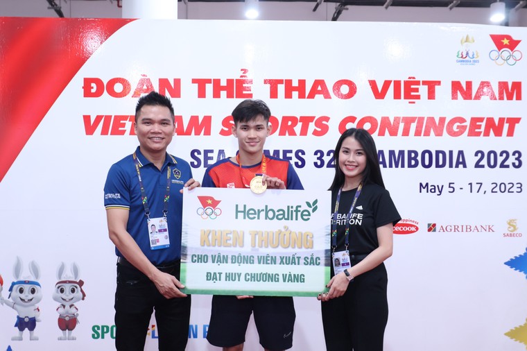 Herbalife Việt Nam thưởng nóng cho các vận động viên đạt Huy chương Vàng đầu tiên tại SEA Games 32 ảnh 3