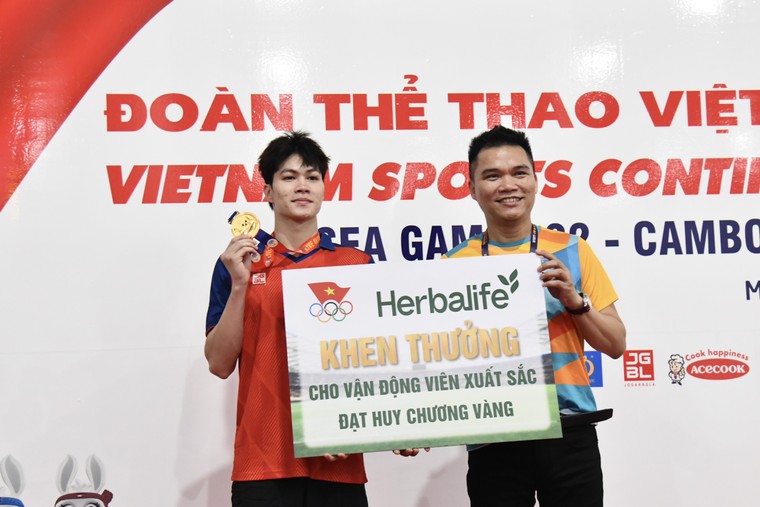 Herbalife Việt Nam thưởng nóng cho các vận động viên đạt Huy chương Vàng đầu tiên tại SEA Games 32 ảnh 4