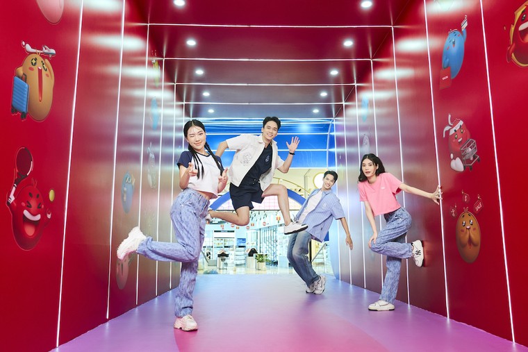 Độc lạ hè 2023: Emoji khổng lồ “đại náo" các trung tâm thương mại ảnh 2