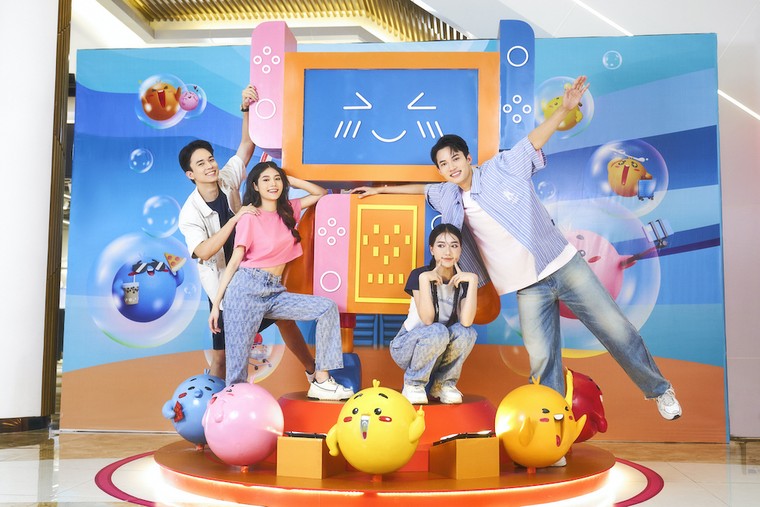 Độc lạ hè 2023: Emoji khổng lồ “đại náo" các trung tâm thương mại ảnh 3