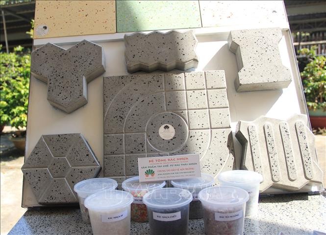 Khánh Hòa: "Nhốt" rác thải nhựa vào bê tông ảnh 1