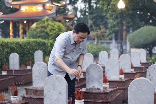 Chủ tịch Quốc hội dâng hương, dâng hoa tưởng niệm các anh hùng liệt sỹ ảnh 1