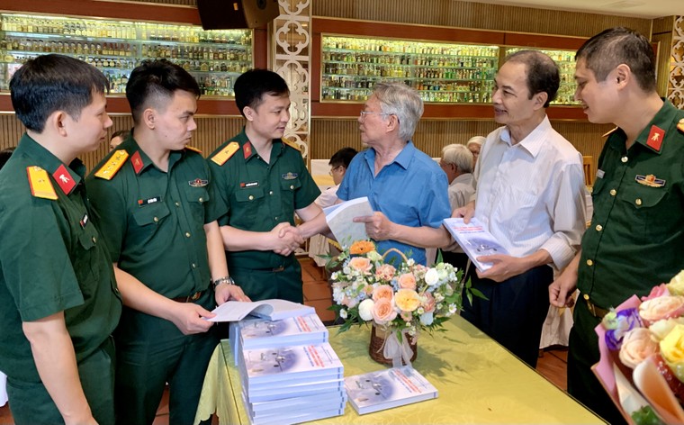 Ra mắt cuốn tài liệu quý về động cơ máy bay của Giáo sư Nguyễn Hoàng Nghị ảnh 3