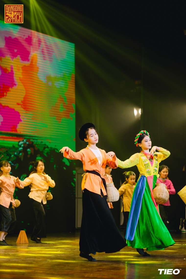 "Đồng Dao Cổ tích" - Chuyến tàu xuyên không đưa ông Bụt, Thánh Gióng... đến gần thế giới hiện đại ảnh 2