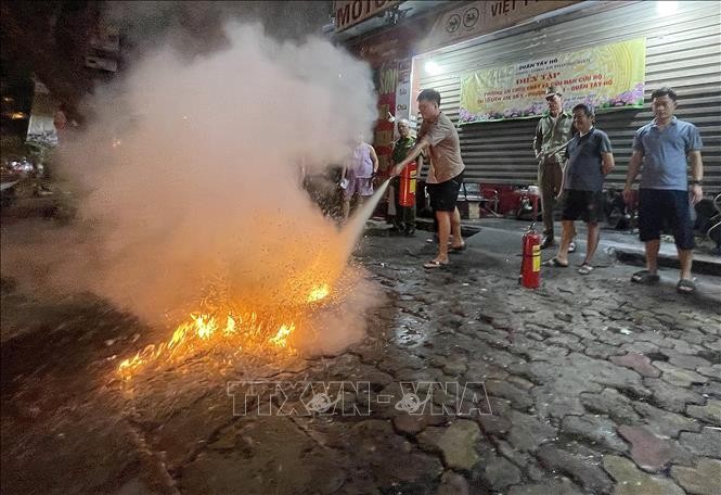 75 tổ liên gia an toàn PCCC ở Hà Nội diễn tập chữa cháy, cứu nạn cứu hộ ảnh 8