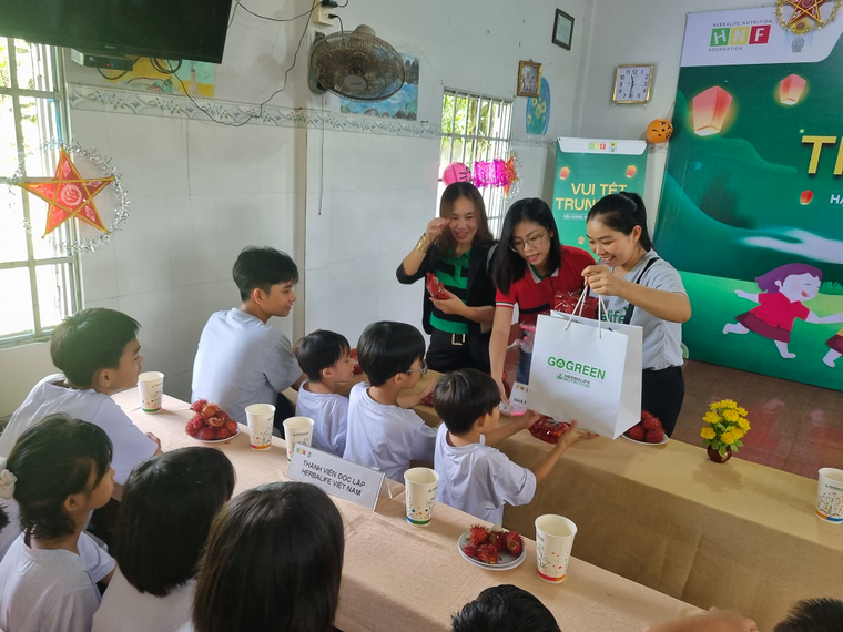 Herbalife Việt Nam vui Tết Trung thu cùng các em nhỏ tại 7 trung Tâm Casa Herbalife ảnh 2