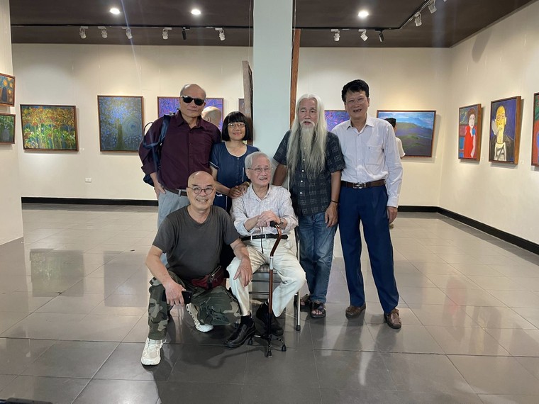 Nữ sĩ Giáng Vân: Tuổi 60 rực rỡ như áng mây chiều cùng hội họa ảnh 9