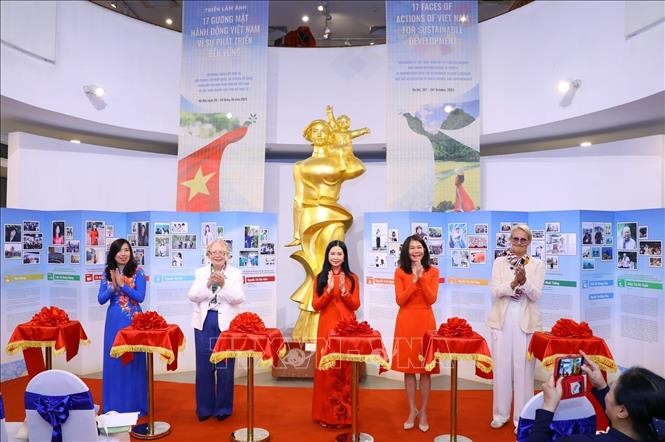 Khai mạc Triển lãm ảnh “17 Gương mặt hành động Việt Nam vì sự phát triển bền vững” ảnh 5
