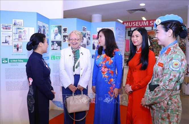 Khai mạc Triển lãm ảnh “17 Gương mặt hành động Việt Nam vì sự phát triển bền vững” ảnh 8