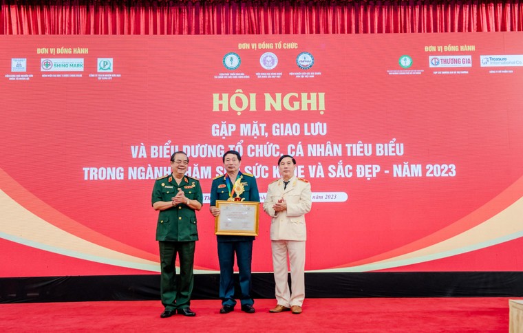 Biểu dương các tổ chức, cá nhân điển hình trong ngành làm đẹp Việt Nam ảnh 8