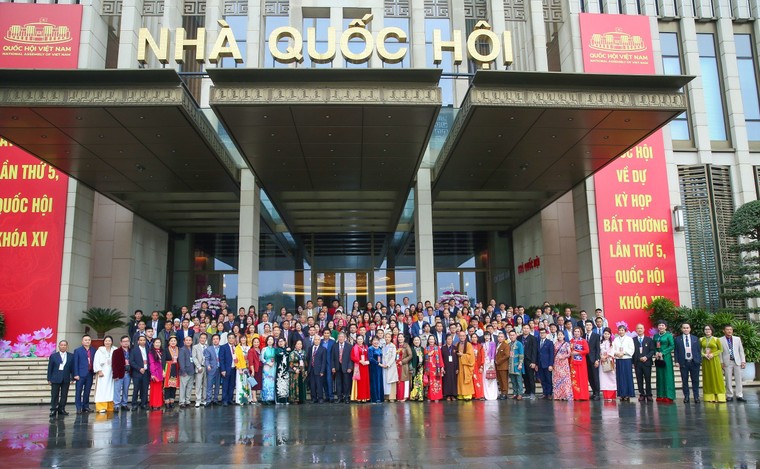 Mang mùa Xuân đến người dân nghèo giáp biên giới ảnh 1