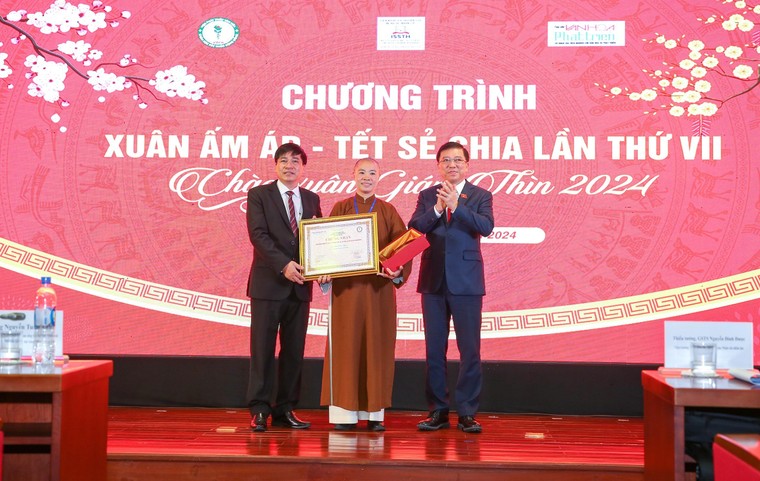 Mang mùa Xuân đến người dân nghèo giáp biên giới ảnh 6